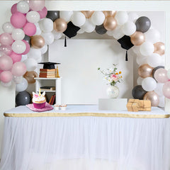 Lofaris Eleganter Abschlussfeierhintergrund mit Luftballons und Doktorhüten, stilvolle Fotokulisse für unvergessliche Erinnerungsfotos