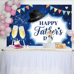 Lofaris Dunkelblauer Happy Vatertagshintergrund mit Sektgläsern und Hut, festliche Kulisse für Vatertagsfeier und Fotoshooting