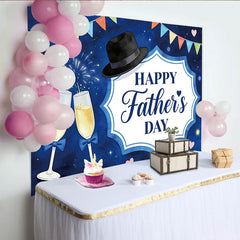 Lofaris Dunkelblauer Happy Vatertagshintergrund mit Sektgläsern und Hut, festliche Kulisse für Vatertagsfeier und Fotoshooting