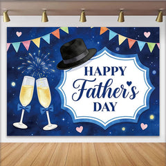 Lofaris Dunkelblauer Happy Vatertagshintergrund mit Sektgläsern und Hut, festliche Kulisse für Vatertagsfeier und Fotoshooting