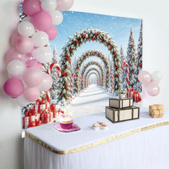 Lofaris Schneebedeckter Weihnachtsbogen Hintergrund mit roten Kugeln und Zuckerstangen, festliche Winterkulisse für Fotoshootings