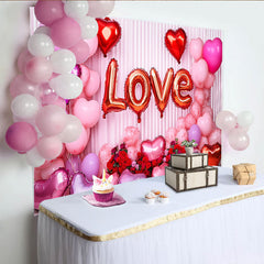 Lofaris Valentinstag LOVE Hintergrund Weiße Drapierung Rote Rosen Herzballons