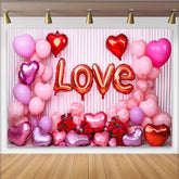 Lofaris Valentinstag LOVE Hintergrund Weiße Drapierung Rote Rosen Herzballons
