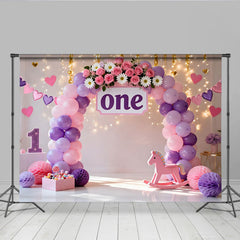 Lila Rosa Ballon Erster Geburtstag Cake Smash Hintergrund Blumen EINS Schaukelpferd