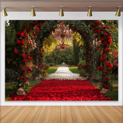 Lofaris Eleganter Rosenbogen-Hintergrund für Hochzeiten, mit roten Rosen und Kronleuchtern, romantische Gartenkulisse