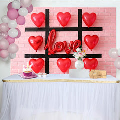 Lofaris Roter Herz-Liebe-Valentinstagshintergrund, Tic-Tac-Toe-Design auf rosa Ziegelwand, romantische Fotokulisse