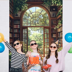 Lofaris Sonniges Bücherregal Hintergrund Glastür Grüner Garten