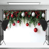Lofaris Kirsche Kiefer Blätter Weiß Wand Weihnachten Hintergrund