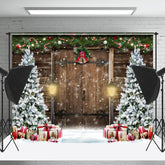 Lofaris Schneebedeckt Kiefer Baum Blätter Glocke Holz Tür Weihnachten Hintergrund
