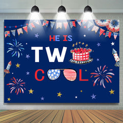 Er ist zwei coole blaue Happy 2. Geburtstags Hintergrund für Jungen