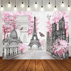 Pariser Eiffelturm mit rosa Straßenlandschaftskulisse