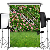 Rosa Blumen Und Grün Blätter An Zaun Frühling Hintergrund