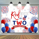 Rote und weiße Luftballons funkeln als Kulisse für den 2. Geburtstag