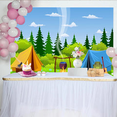 Lofaris Idyllischer Cartoon Campinglandschaft Hintergrund mit Zelten und Lagerfeuer, perfekte Fotokulisse für Outdoor-Abenteuer