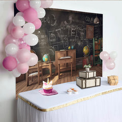 Lofaris Vintage Klassenzimmer Fotohintergrund mit Tafel und Holzfußboden, pädagogische Kulisse für Schulfotografie und Lernumgebung