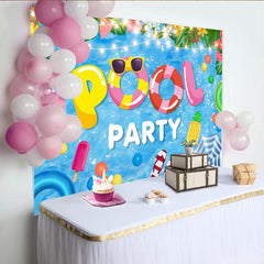 Lofaris Lebhafter Poolparty Fotohintergrund mit bunten Schwimmreifen und tropischen Blättern, fröhliche Sommer Kulisse für Feste