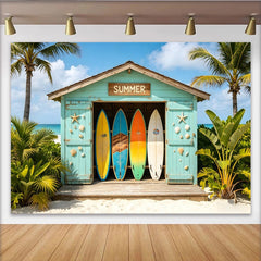 Lofaris Türkise Strandhütte Sommerstrand-Fotohintergrund mit bunten Surfbrettern und Palmen, tropische Kulisse für Urlaubsfotos