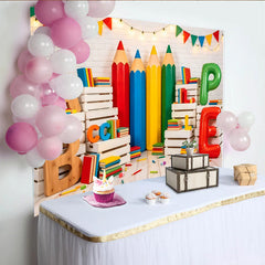 Lofaris Bunter Einschulungshintergrund mit Bleistiften Büchern und Buchstaben für Kinder, fröhliche Schulanfangs-Kulisse für Partydekoration