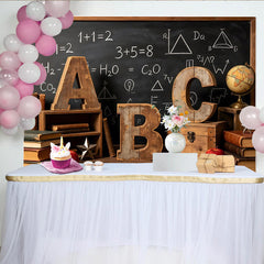Lofaris Vintage Schulhintergrund mit Tafel und ABC Holzbuchstaben für Einschulung, rustikale Fotokulisse für Lernfotografie