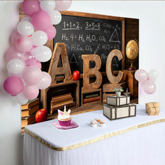 Lofaris Vintage Klassenzimmer-Fotohintergrund mit Tafel und ABC Buchstaben, rustikale Lernkulisse für Schulanfang und professionelle Fotografie
