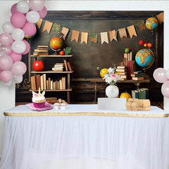 Lofaris Vintage Schulhintergrund mit Büchern und Globen, Kreidetafel und Holzfußboden für Einschulung und Schulanfang