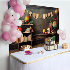 Lofaris Vintage Schulhintergrund mit Büchern und Globen, Kreidetafel und Holzfußboden für Einschulung und Schulanfang