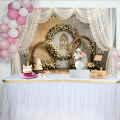 Lofaris Eleganter Blumen Hochzeitshintergrund mit Rosen und Kirchenfenster, stilvolle Kulisse für romantische Hochzeitsfotos