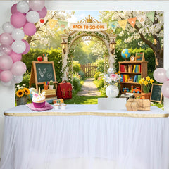 Lofaris Frühlingshafter Schulanfang Hintergrund mit Schulmaterialien und Gartenbogen, fröhliche Kulisse für Einschulungsfeier und Fotoshooting