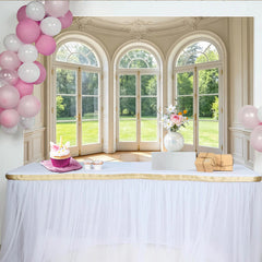 Lofaris Eleganter Fensterblick Hintergrund mit Bogenfenstern und grünem Garten, klassische Raumkulisse für professionelle Porträtfotografie
