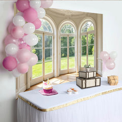 Lofaris Eleganter Fensterblick Hintergrund mit Bogenfenstern und grünem Garten, klassische Raumkulisse für professionelle Porträtfotografie