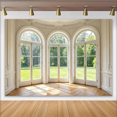 Lofaris Eleganter Fensterblick Hintergrund mit Bogenfenstern und grünem Garten, klassische Raumkulisse für professionelle Porträtfotografie