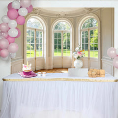 Lofaris Heller Raumhintergrund mit eleganten Bogenfenstern und Parkett, perfekte Kulisse für Porträtfotografie und stilvolle Events