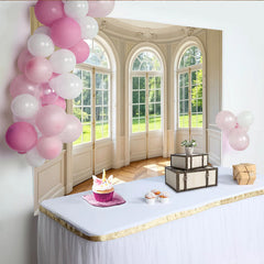 Lofaris Heller Raumhintergrund mit eleganten Bogenfenstern und Parkett, perfekte Kulisse für Porträtfotografie und stilvolle Events