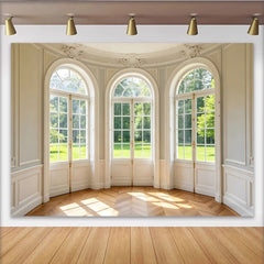 Lofaris Heller Raumhintergrund mit eleganten Bogenfenstern und Parkett, perfekte Kulisse für Porträtfotografie und stilvolle Events