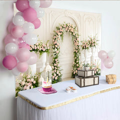 Lofaris Weißer eleganter Hochzeitshintergrund mit Rosenbogen und Blumen, klassische Fotokulisse für romantische Event-Fotografie