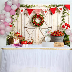 Lofaris Frischer Erdbeer-Hintergrund mit weißer Holztür und Wimpelkette, perfekte Kulisse für Frühlings- und Sommerfotografie
