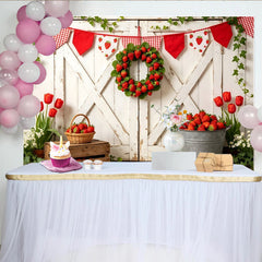 Lofaris Rustikaler Erdbeer-Fotohintergrund mit weißer Holztür und Erdbeerkranz, frühlingshafte Kulisse für Sommerparty und Fotografie