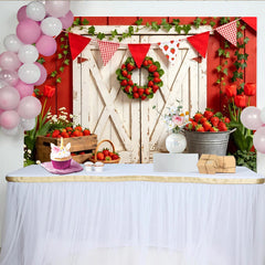Lofaris Rustikaler Erdbeer-Fotohintergrund rote Scheunentür mit frischen Tulpen, idyllische Kulisse für Frühlings- und Sommerfotoshootings