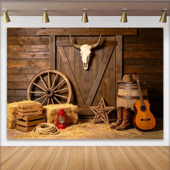 Lofaris Rustikaler Western-Fotohintergrund mit Scheunentor, Stierschädel und Cowboy-Stiefeln, ländliche Kulisse für Fotoshootings und Partys