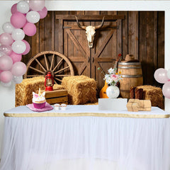 Lofaris Rustikaler Westernhintergrund mit Scheunentor und Stierschädel, perfekte Fotokulisse für Country-Fotoshootings