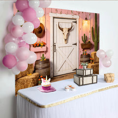 Lofaris Rosa Western-Scheunentor-Hintergrund mit Stierkopf und Kakteen, rustikale Kulisse für Country-Party und Fotografie