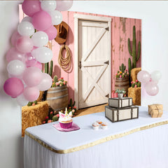 Lofaris Rosa Western-Fotohintergrund mit Scheunentür Kakteen und Heuballen, rustikale Kulisse für Fotoshootings und Eventdekoration