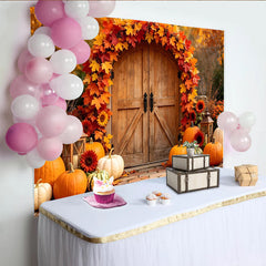 Lofaris Rustikaler Erntedankfesthintergrund mit Holztür, bunten Herbstblättern und Kürbissen, festliche Kulisse für Fotoshooting und Dekoration