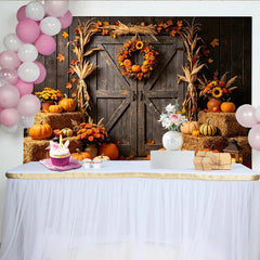 Lofaris Rustikaler Herbsthintergrund mit Kürbissen Heuballen Scheunentor, herbstliche Fotokulisse für Erntedank und Halloween Party