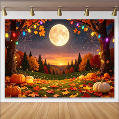 Lofaris Gruseliger Halloween-Hintergrund mit Kürbissen, Spinnennetzen und Vollmond, bunte Lichterketten für festliche Partydekoration
