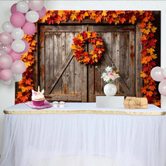 Lofaris Rustikaler Herbstlaub-Hintergrund mit Holztür und Herbstkranz, herbstliche Kulisse für Fotoshooting und saisonale Dekoration