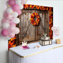 Lofaris Rustikaler Herbstlaub-Hintergrund mit Holztür und Herbstkranz, herbstliche Kulisse für Fotoshooting und saisonale Dekoration