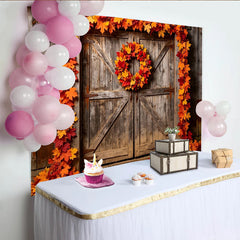 Lofaris Rustikaler Herbsthintergrund mit Ahornblättern und Holztür, gemütliche Kulisse für Herbstparty Dekoration und Fotoshooting