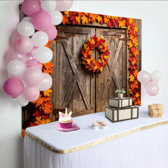 Lofaris Rustikaler Holztür-Herbsthintergrund mit Ahornblättern und Kranz, farbenfrohe Fotokulisse für herbstliche Fotoshootings und Dekoration