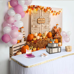 Lofaris Rustikaler Herbst-Kürbisfeld-Hintergrund mit Strohballen und Lichterkette, gemütliche Erntedank-Kulisse für herbstliche Fotoshootings
